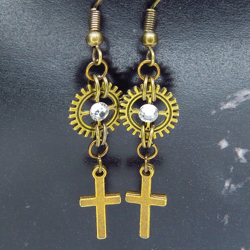 アンティークゴールド ロザリオ(十字架)と歯車を組合せたコンパクトなピアス ラインストーン