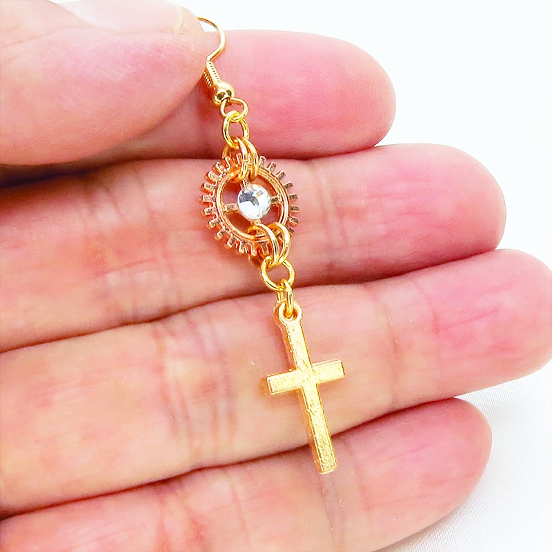 マットゴールド ロザリオ(十字架)と歯車を組合せたコンパクトなピアス ラインストーン サージカル可