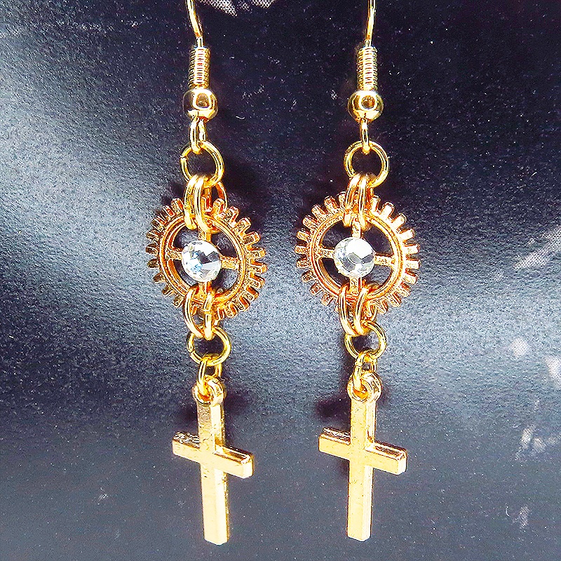 マットゴールド ロザリオ(十字架)と歯車を組合せたコンパクトなピアス ラインストーン サージカル可