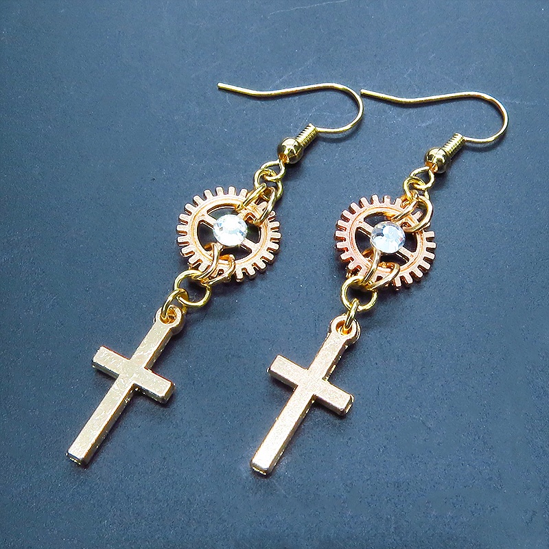 マットゴールド ロザリオ(十字架)と歯車を組合せたコンパクトなピアス ラインストーン サージカル可