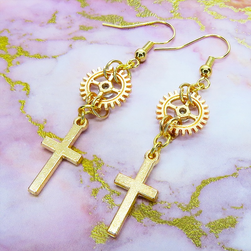 マットゴールド ロザリオ(十字架)と歯車を組合せたコンパクトなピアス ラインストーン サージカル可