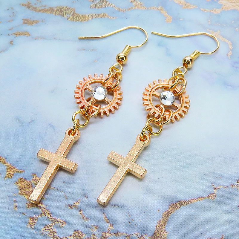 マットゴールド ロザリオ(十字架)と歯車を組合せたコンパクトなピアス ラインストーン サージカル可