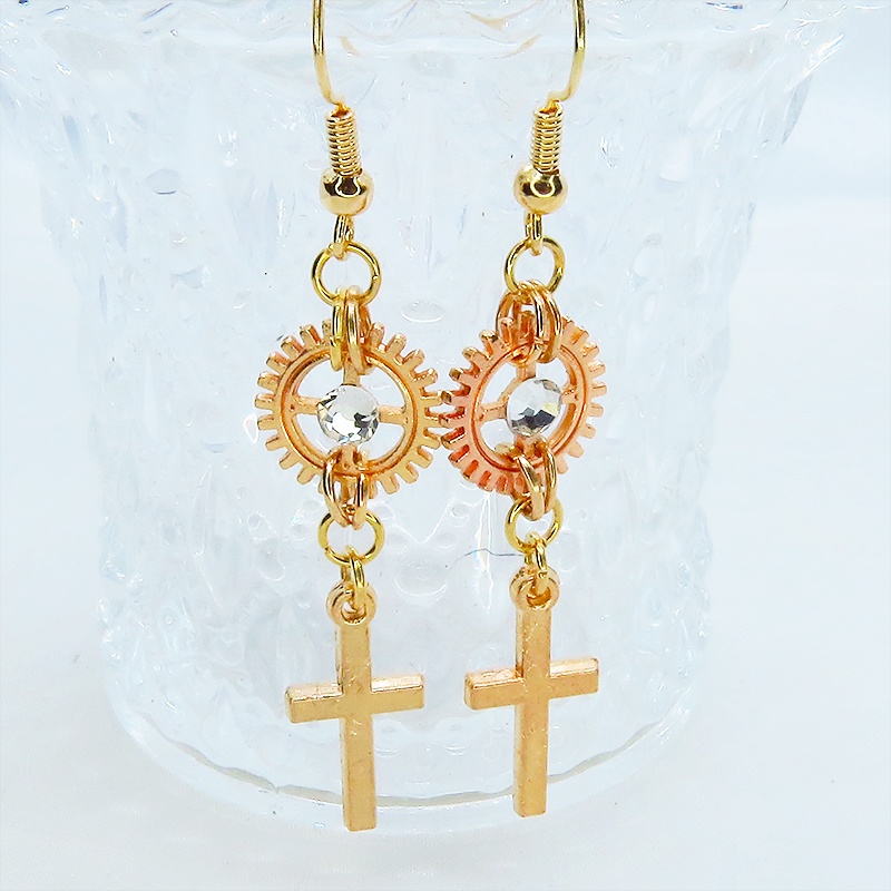 マットゴールド ロザリオ(十字架)と歯車を組合せたコンパクトなピアス ラインストーン サージカル可