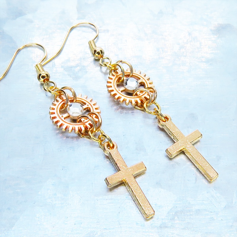 マットゴールド ロザリオ(十字架)と歯車を組合せたコンパクトなピアス ラインストーン サージカル可