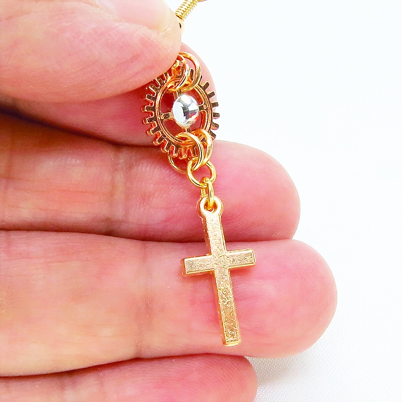 マットゴールド ロザリオ(十字架)と歯車を組合せたコンパクトなピアス ラインストーン サージカル可