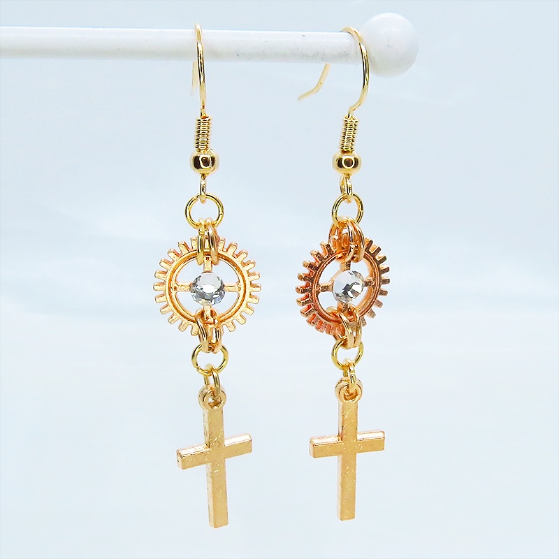 マットゴールド ロザリオ(十字架)と歯車を組合せたコンパクトなピアス ラインストーン サージカル可