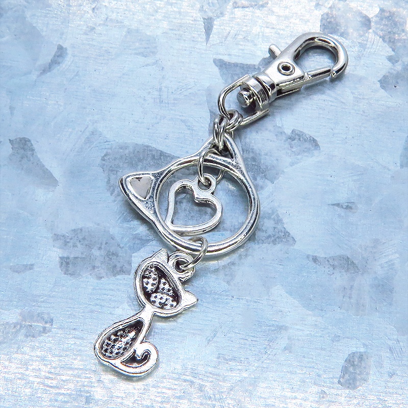 アンティークシルバー 猫モチーフと猫フェイスフレームのダブル猫キーホルダー スワロフスキークリスタル 金具変更可