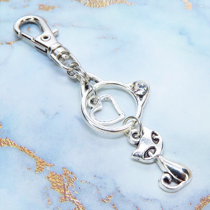 アンティークシルバー 猫モチーフと猫フェイスフレームのダブル猫キーホルダー スワロフスキークリスタル 金具変更可