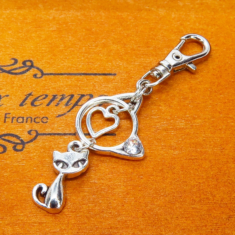 アンティークシルバー 猫モチーフと猫フェイスフレームのダブル猫キーホルダー スワロフスキークリスタル 金具変更可