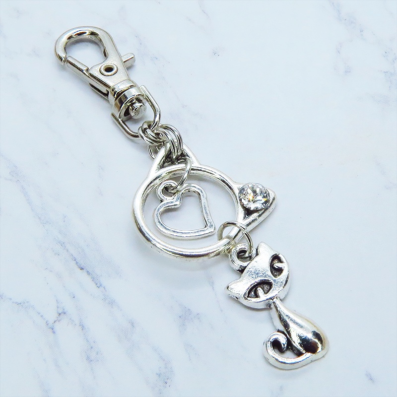 アンティークシルバー 猫モチーフと猫フェイスフレームのダブル猫キーホルダー スワロフスキークリスタル 金具変更可