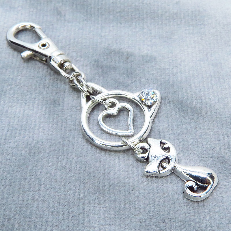 アンティークシルバー 猫モチーフと猫フェイスフレームのダブル猫キーホルダー スワロフスキークリスタル 金具変更可