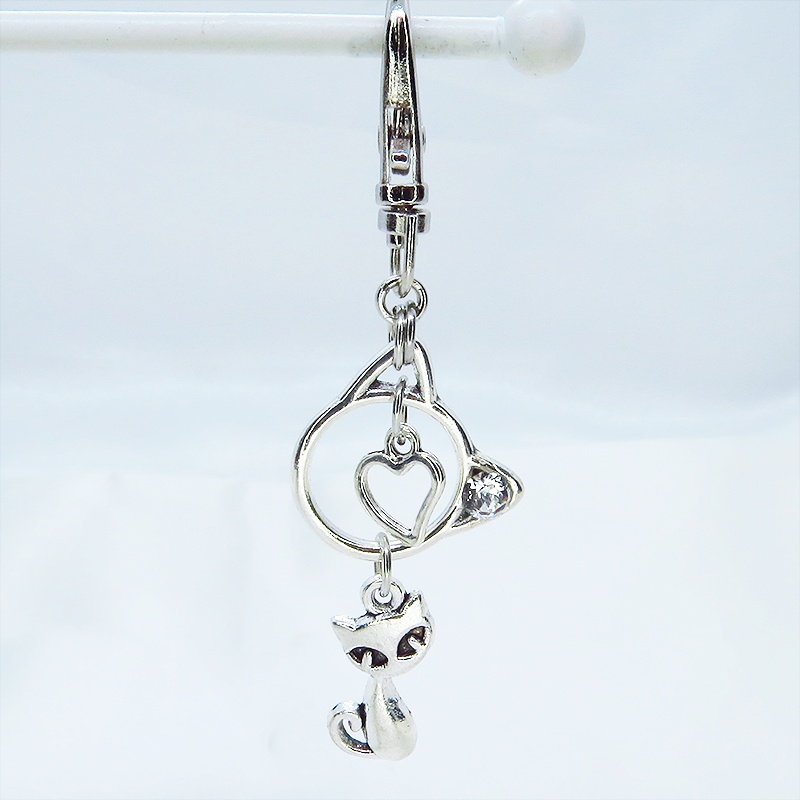 アンティークシルバー 猫モチーフと猫フェイスフレームのダブル猫キーホルダー スワロフスキークリスタル 金具変更可