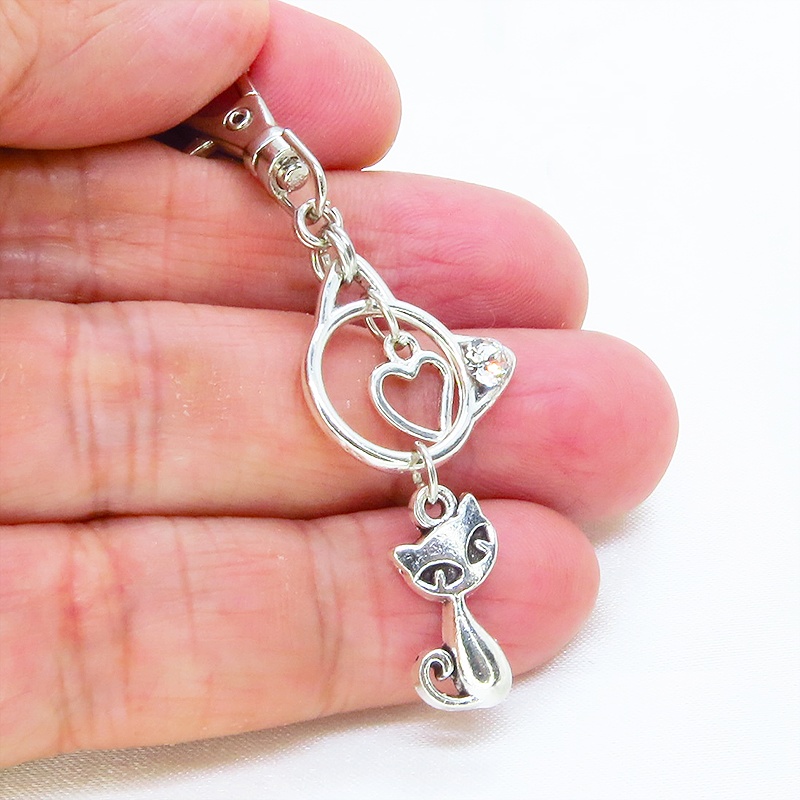 アンティークシルバー 猫モチーフと猫フェイスフレームのダブル猫キーホルダー スワロフスキークリスタル 金具変更可