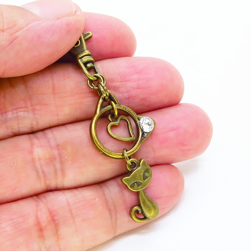 アンティークゴールド 猫モチーフと猫フェイスフレームのダブル猫キーホルダー スワロフスキークリスタル 金具変更可