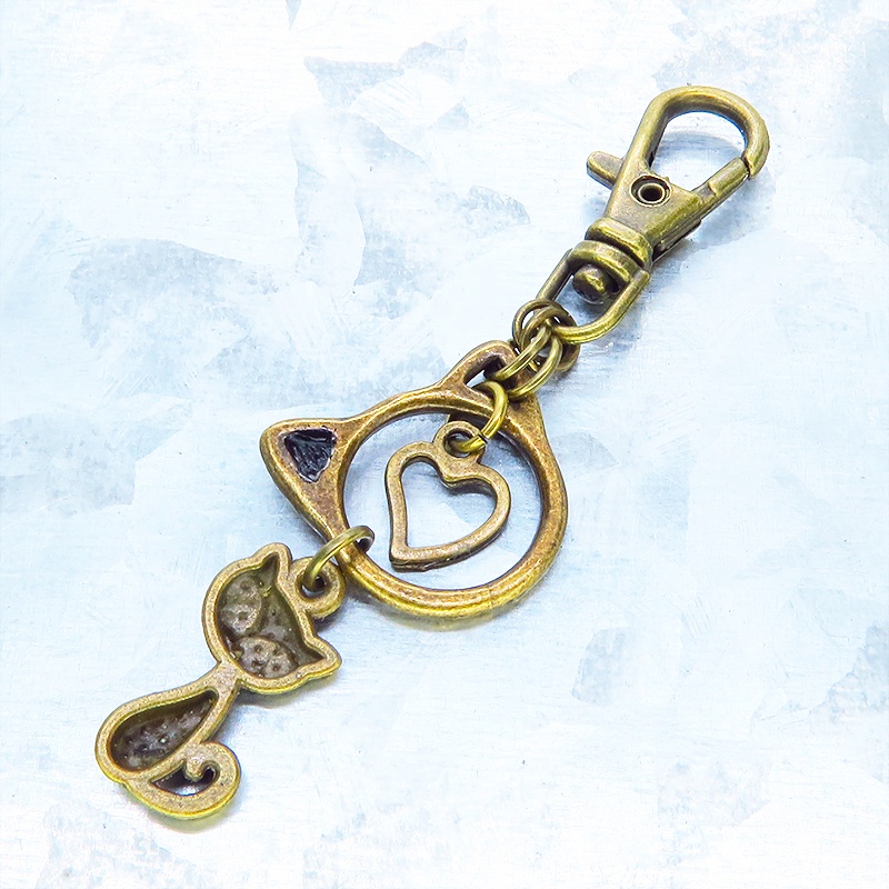 アンティークゴールド 猫モチーフと猫フェイスフレームのダブル猫キーホルダー スワロフスキークリスタル 金具変更可