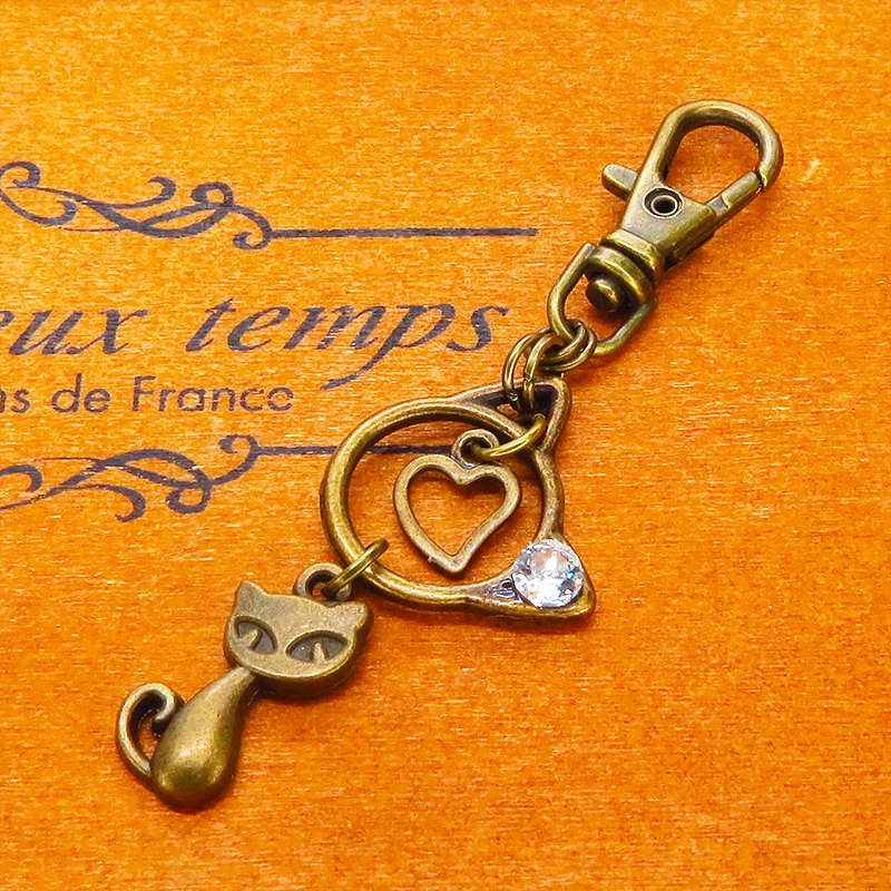 アンティークゴールド 猫モチーフと猫フェイスフレームのダブル猫キーホルダー スワロフスキークリスタル 金具変更可