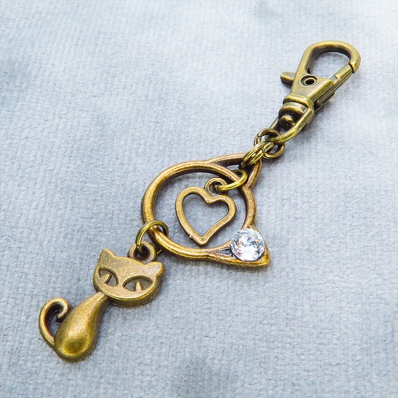 アンティークゴールド 猫モチーフと猫フェイスフレームのダブル猫キーホルダー スワロフスキークリスタル 金具変更可