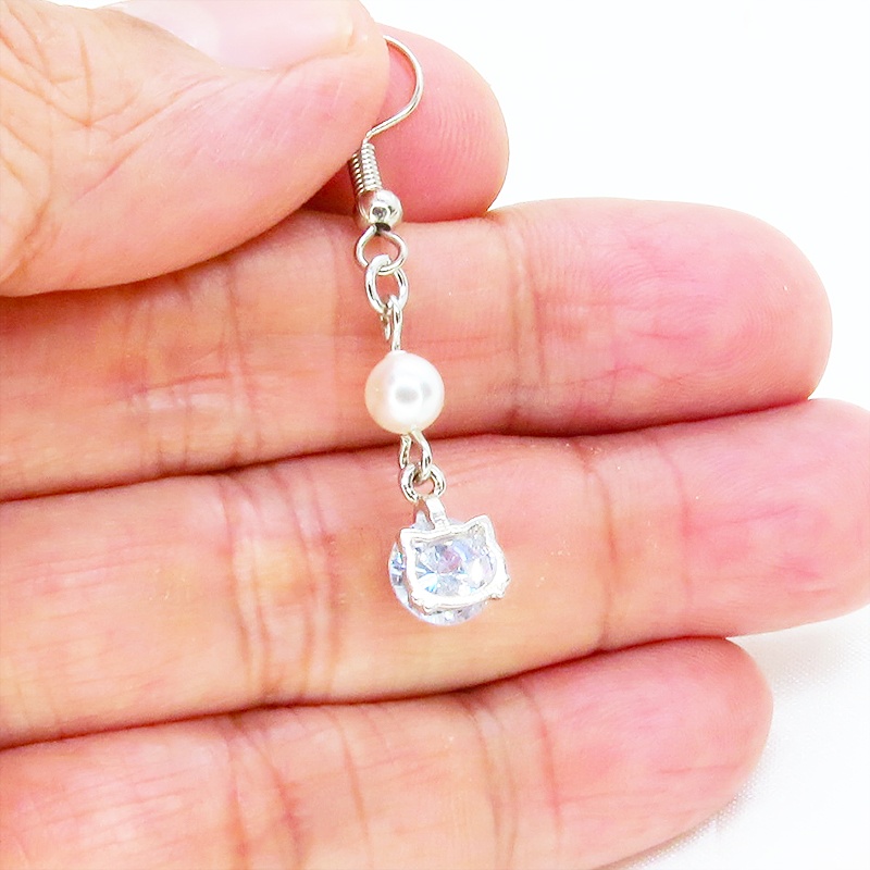 シルバーカラー キュービックジルコニアの猫フェイスフレームとスワロフスキーパールのピアス サージカル可