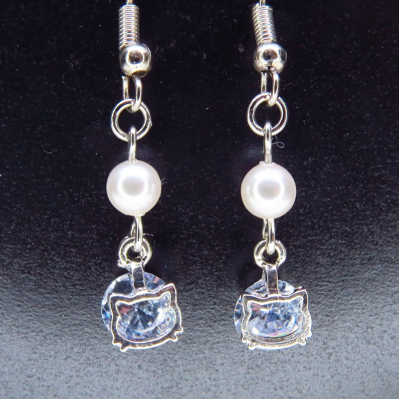 シルバーカラー キュービックジルコニアの猫フェイスフレームとスワロフスキーパールのピアス サージカル可