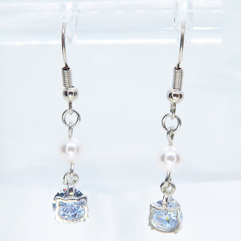 シルバーカラー キュービックジルコニアの猫フェイスフレームとスワロフスキーパールのピアス サージカル可