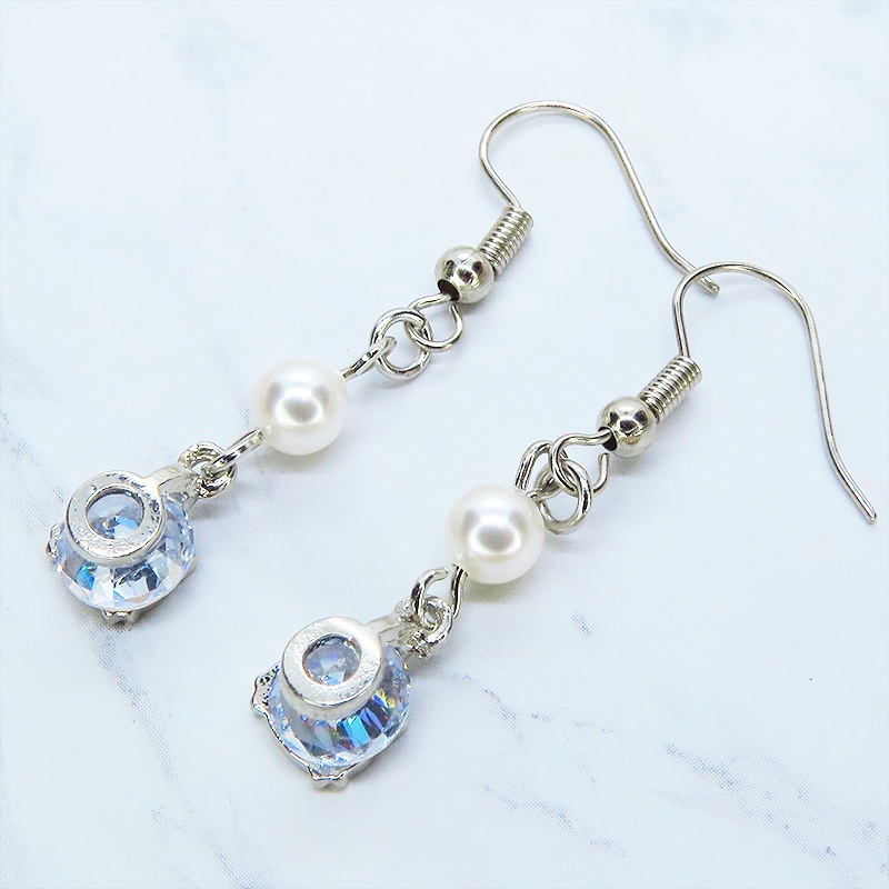 シルバーカラー キュービックジルコニアの猫フェイスフレームとスワロフスキーパールのピアス サージカル可