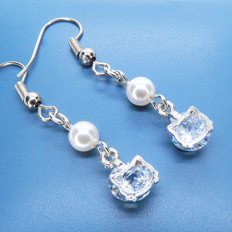 シルバーカラー キュービックジルコニアの猫フェイスフレームとスワロフスキーパールのピアス サージカル可