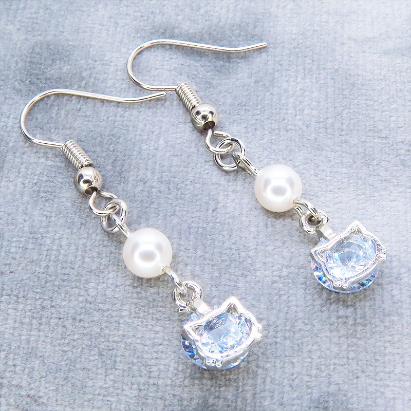 シルバーカラー キュービックジルコニアの猫フェイスフレームとスワロフスキーパールのピアス サージカル可