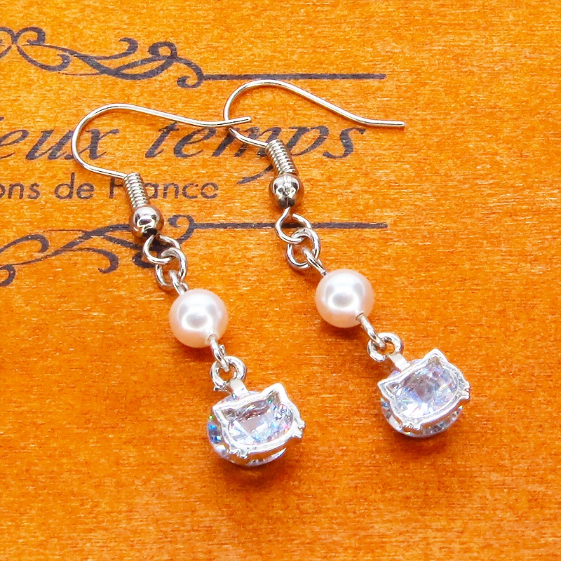 シルバーカラー キュービックジルコニアの猫フェイスフレームとスワロフスキーパールのピアス サージカル可