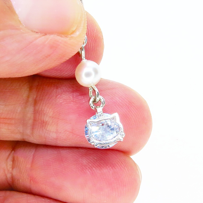 シルバーカラー キュービックジルコニアの猫フェイスフレームとスワロフスキーパールのピアス サージカル可