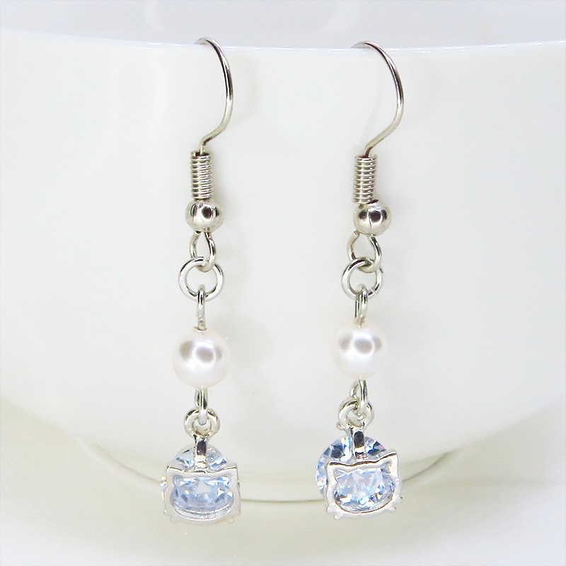 シルバーカラー キュービックジルコニアの猫フェイスフレームとスワロフスキーパールのピアス サージカル可