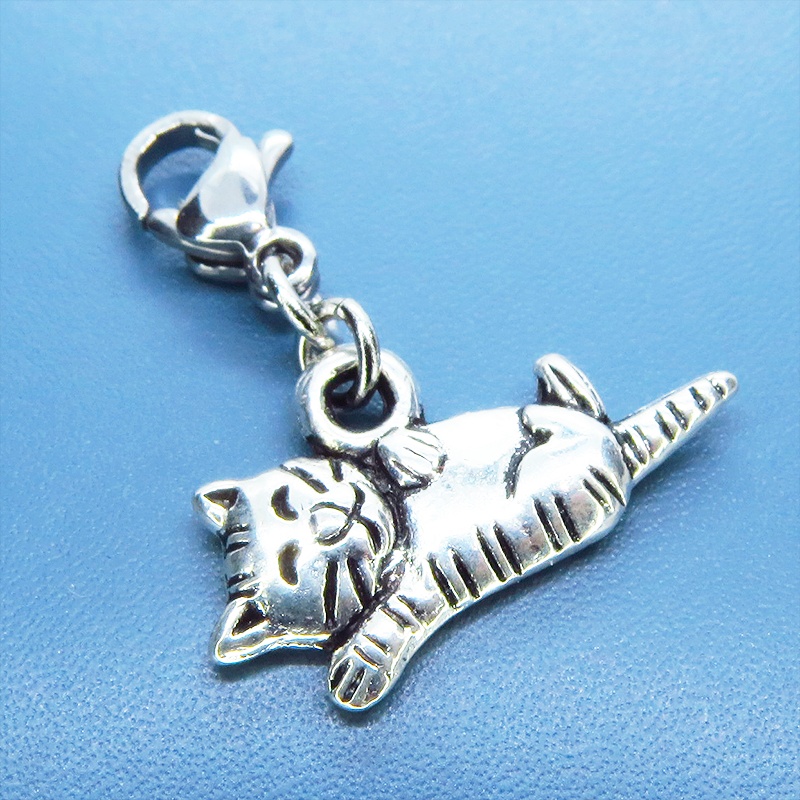 マスク・スマホチャーム 寝そべる猫のチャーム アンティークシルバー シンプル コンパクト キーホルダー 金具変更可