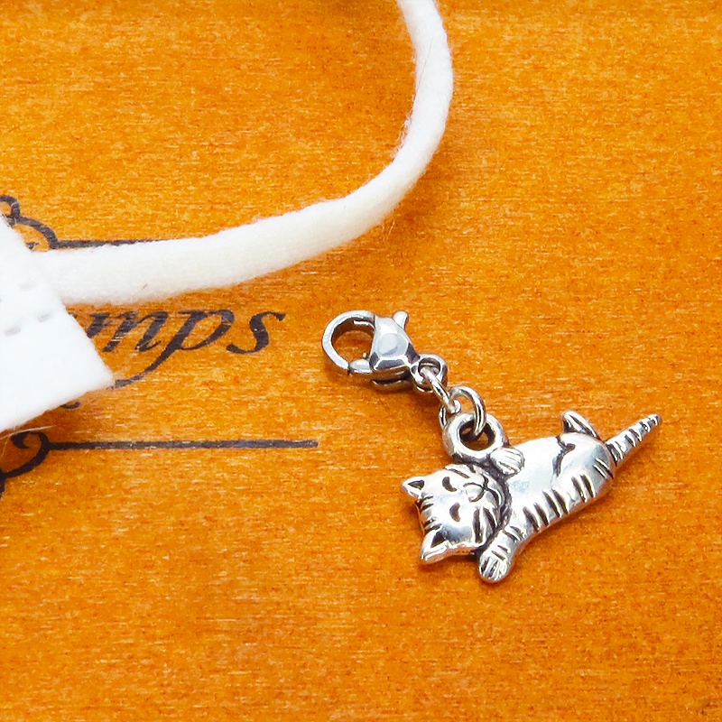 マスク・スマホチャーム 寝そべる猫のチャーム アンティークシルバー シンプル コンパクト キーホルダー 金具変更可