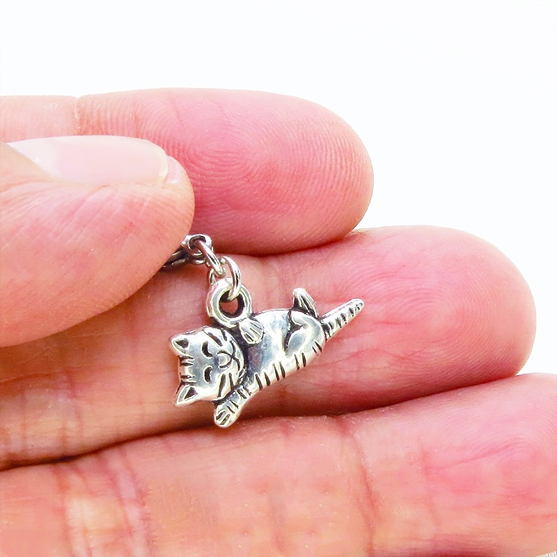 マスク・スマホチャーム 寝そべる猫のチャーム アンティークシルバー シンプル コンパクト キーホルダー 金具変更可