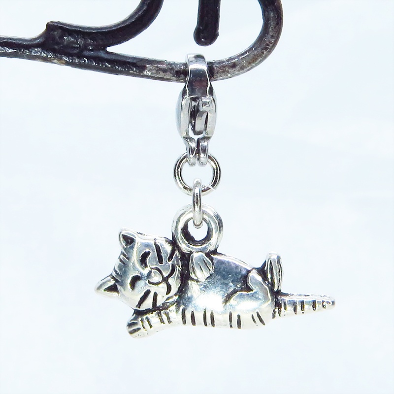 マスク・スマホチャーム 寝そべる猫のチャーム アンティークシルバー シンプル コンパクト キーホルダー 金具変更可