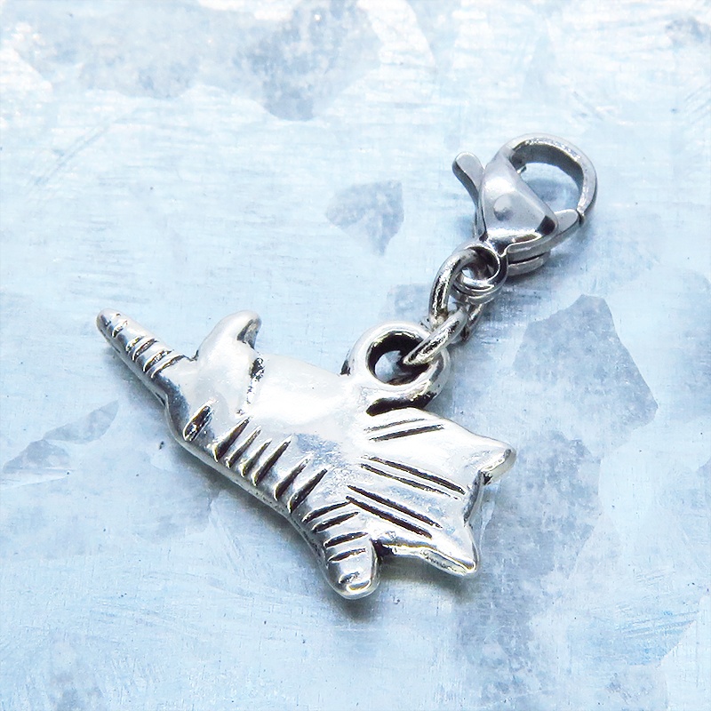 マスク・スマホチャーム 寝そべる猫のチャーム アンティークシルバー シンプル コンパクト キーホルダー 金具変更可