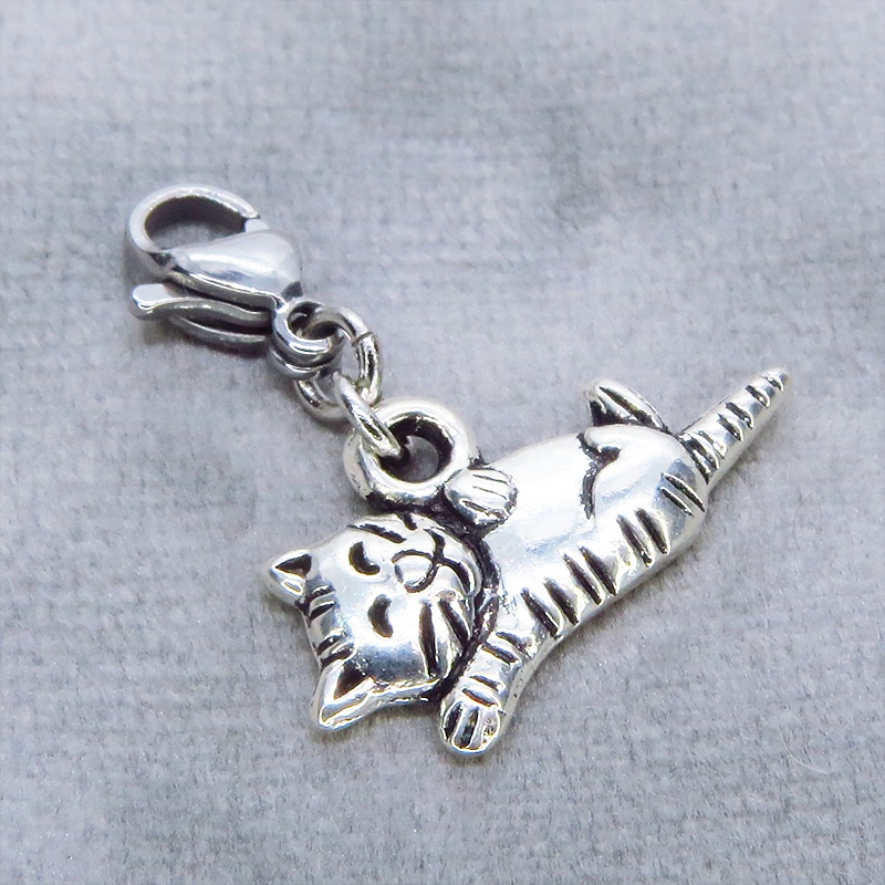 マスク・スマホチャーム 寝そべる猫のチャーム アンティークシルバー シンプル コンパクト キーホルダー 金具変更可