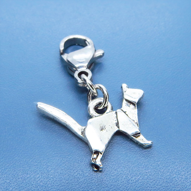 マスク・スマホチャーム 折り紙のような歩き猫のチャーム アンティークシルバー シンプル コンパクト 金具変更可