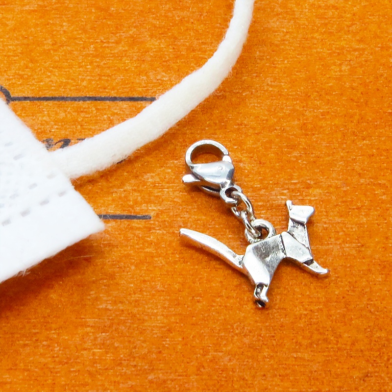 マスク・スマホチャーム 折り紙のような歩き猫のチャーム アンティークシルバー シンプル コンパクト 金具変更可