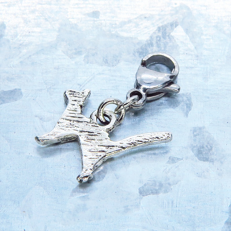 マスク・スマホチャーム 折り紙のような歩き猫のチャーム アンティークシルバー シンプル コンパクト 金具変更可