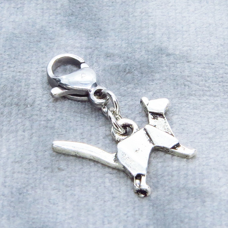 マスク・スマホチャーム 折り紙のような歩き猫のチャーム アンティークシルバー シンプル コンパクト 金具変更可