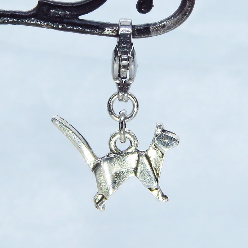 マスク・スマホチャーム 折り紙のような歩き猫のチャーム アンティークシルバー シンプル コンパクト 金具変更可