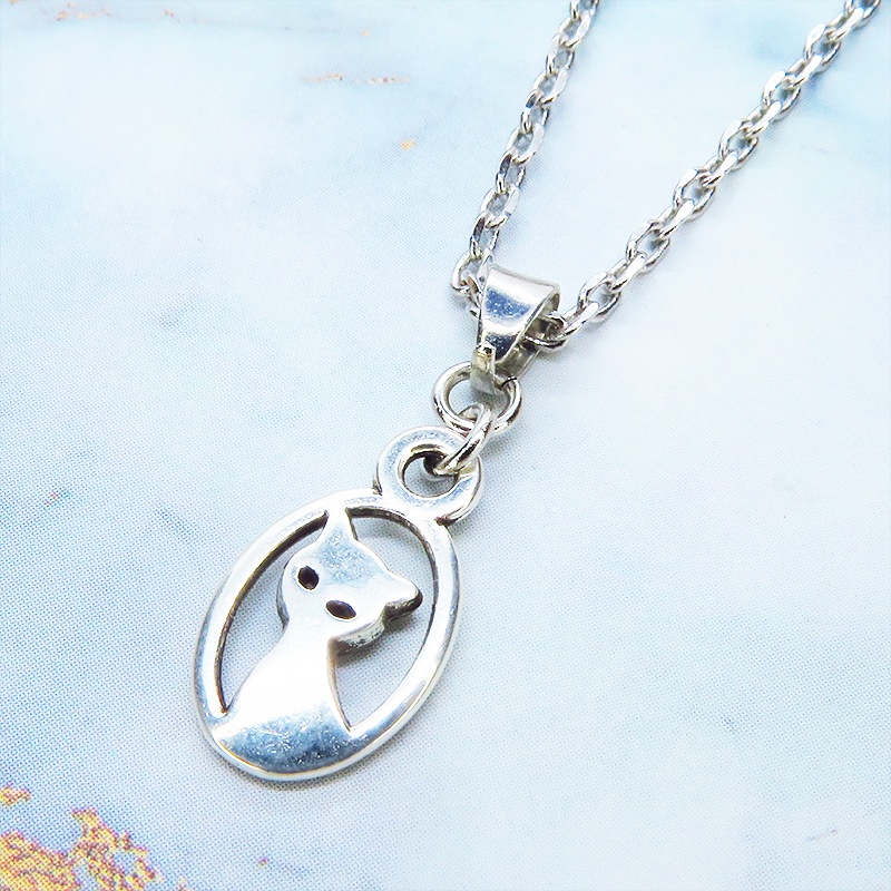 シルバーカラー 猫シルエットモチーフを使ったコンパクトでシンプルな可愛いネックレス 長さ調整可 アジャスター可