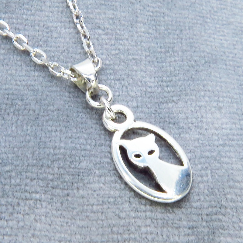 シルバーカラー 猫シルエットモチーフを使ったコンパクトでシンプルな可愛いネックレス 長さ調整可 アジャスター可