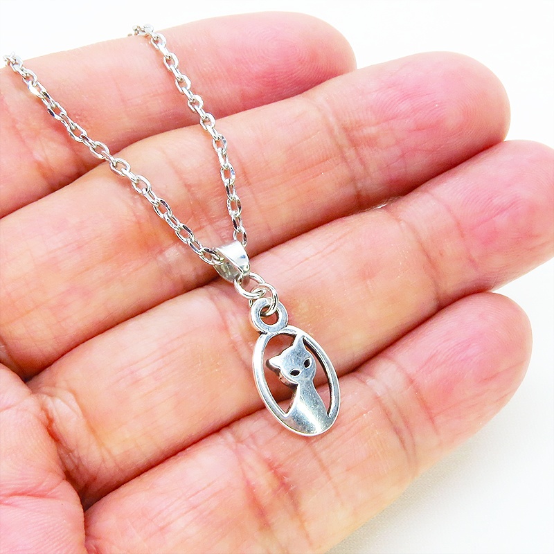 シルバーカラー 猫シルエットモチーフを使ったコンパクトでシンプルな可愛いネックレス 長さ調整可 アジャスター可
