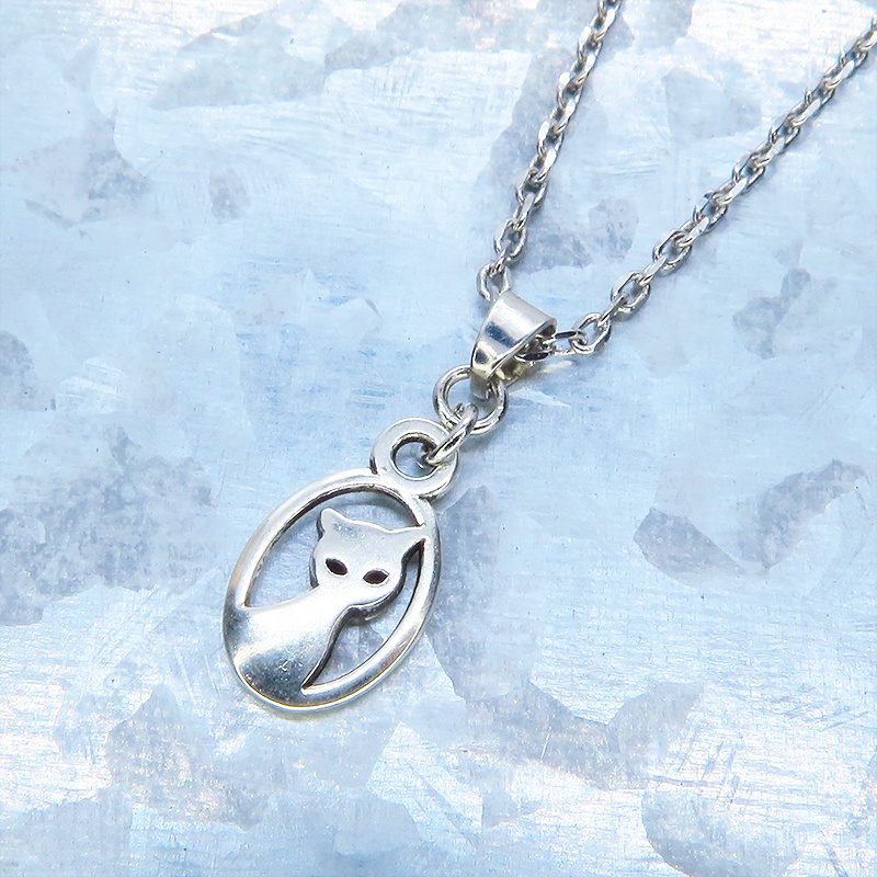 シルバーカラー 猫シルエットモチーフを使ったコンパクトでシンプルな可愛いネックレス 長さ調整可 アジャスター可