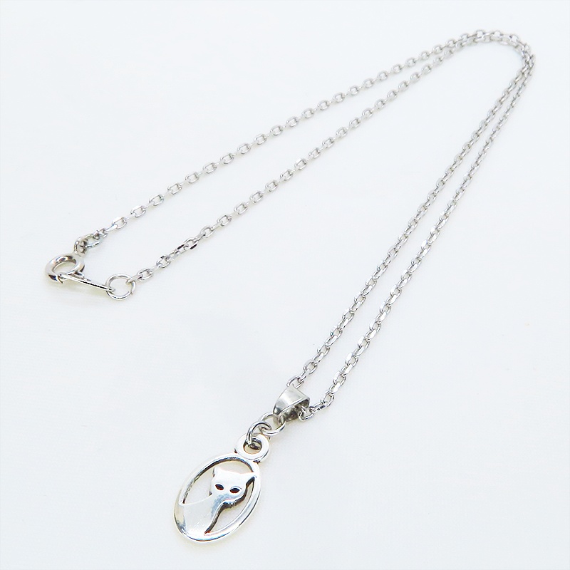 シルバーカラー 猫シルエットモチーフを使ったコンパクトでシンプルな可愛いネックレス 長さ調整可 アジャスター可