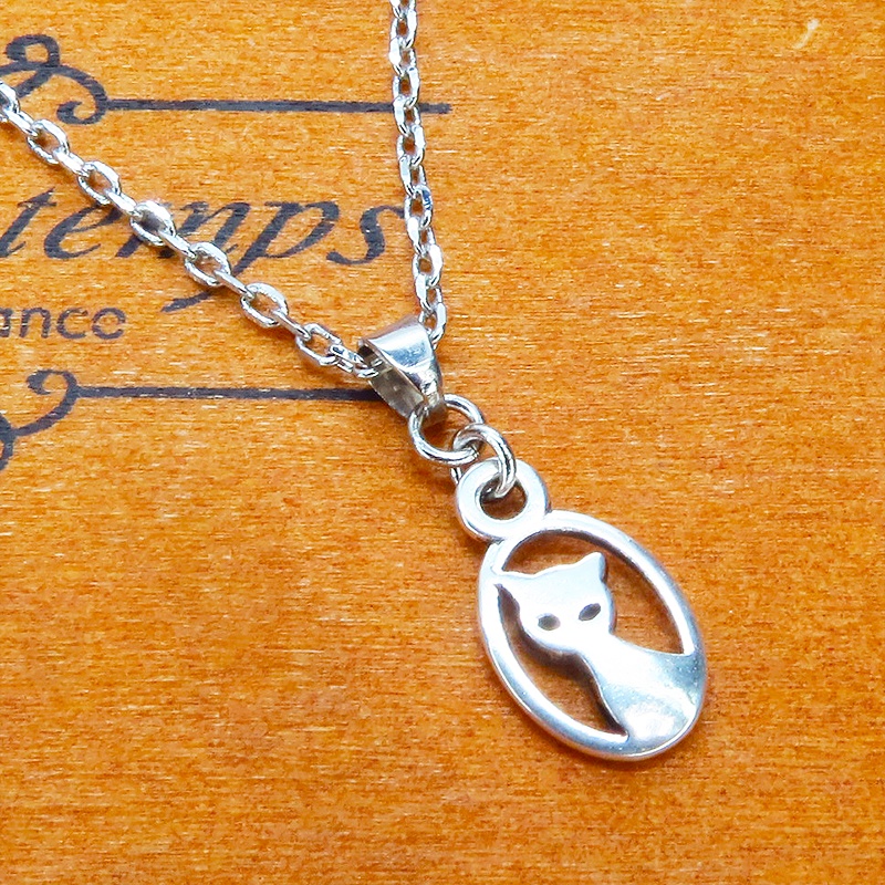 シルバーカラー 猫シルエットモチーフを使ったコンパクトでシンプルな可愛いネックレス 長さ調整可 アジャスター可