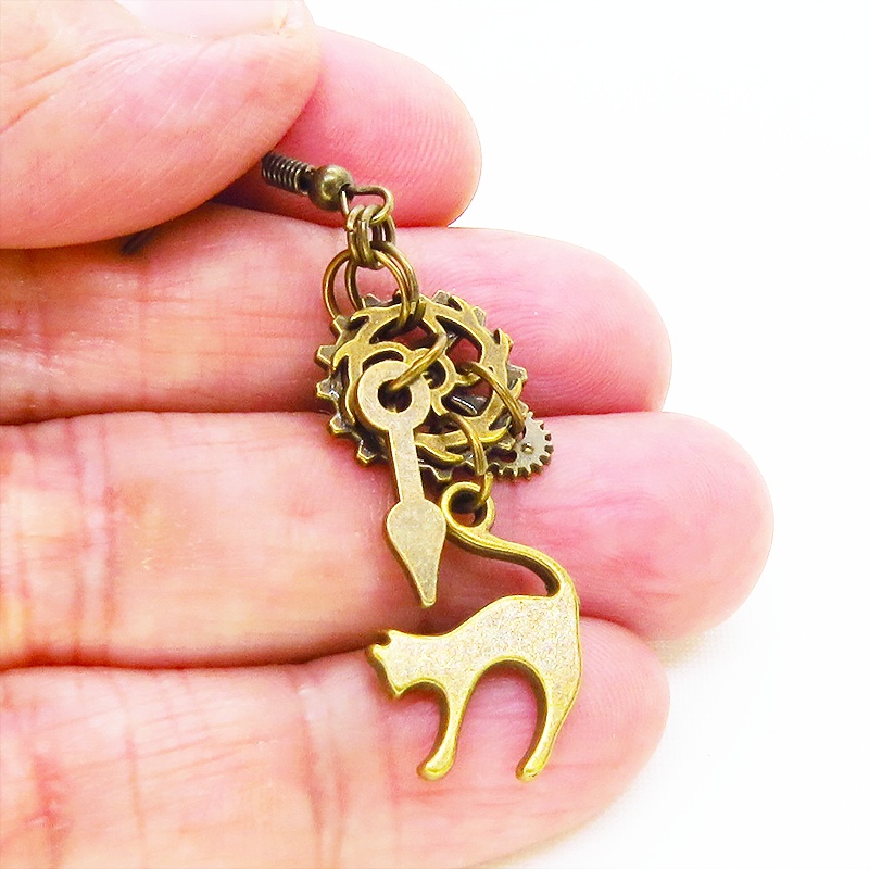 アンティークゴールド 跳ね猫と歯車を組み合わたコンパクトなスチームパンク風ピアス シンメトリー