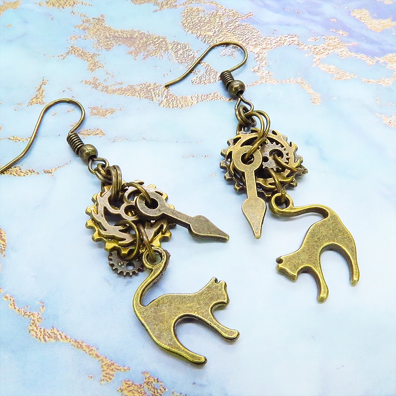 アンティークゴールド 跳ね猫と歯車を組み合わたコンパクトなスチームパンク風ピアス シンメトリー