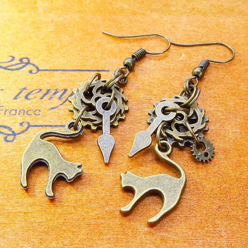 アンティークゴールド 跳ね猫と歯車を組み合わたコンパクトなスチームパンク風ピアス シンメトリー